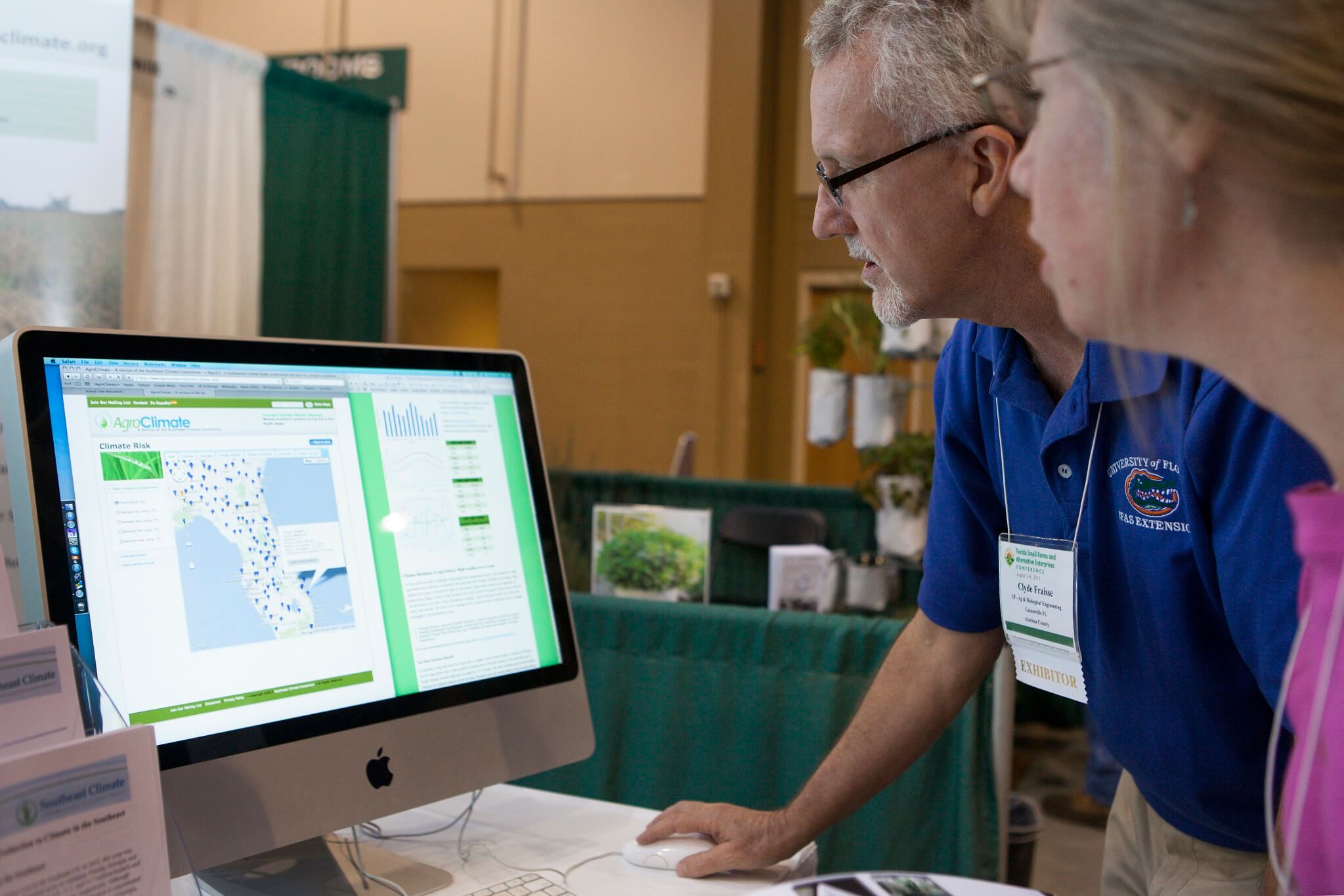 Clyde Fraisse (blue shirt)  demonstrating an Agro Climate computer application. Photo: UF/IFAS.